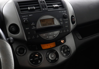 Подержанный автомобиль Toyota RAV4 2008 года (9 фото)