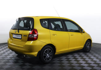 Подержанный автомобиль Honda Jazz 2006 года (5 фото)
