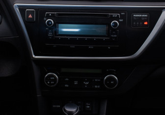 Подержанный автомобиль Toyota Auris Hatchback 2013 года (14 фото)