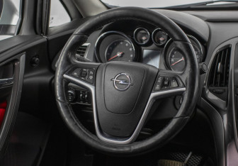 Подержанный автомобиль Opel Astra Sedan 2013 года (15 фото)