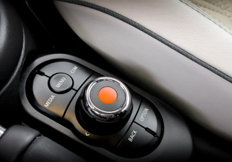 Подержанный автомобиль MINI Hatch 2020 года (25 фото)