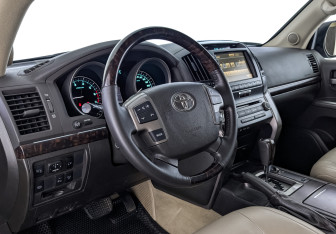 Подержанный автомобиль Toyota Land Cruiser Suv 2010 года (15 фото)