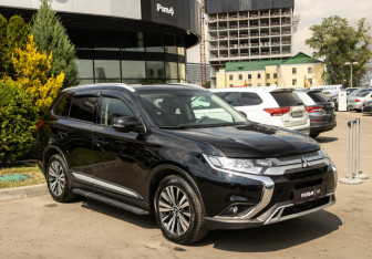Подержанный автомобиль Mitsubishi Outlander 2021 года (2 фото)