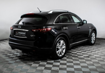 Подержанный автомобиль Infiniti QX70 2013 года (5 фото)