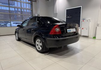 Подержанный автомобиль Ford Focus Sedan 2006 года (6 фото)