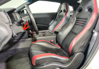 Подержанный автомобиль Nissan GT-R 2011 года (13 фото)