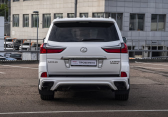 Подержанный автомобиль Lexus LX 2016 года (6 фото)