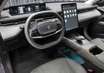 Подержанный автомобиль Changan Lamore 2023 года (16 фото)