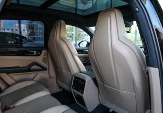 Подержанный автомобиль Porsche Cayenne 2021 года (14 фото)