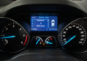 Подержанный автомобиль Ford Kuga 2013 года (12 фото)
