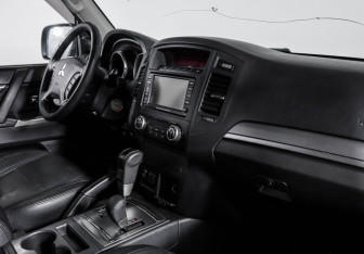 Подержанный автомобиль Mitsubishi Pajero 2012 года (9 фото)