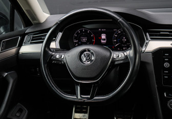 Подержанный автомобиль Volkswagen Passat Sedan 2019 года (12 фото)