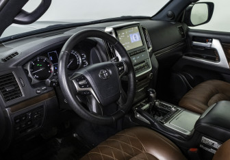 Подержанный автомобиль Toyota Land Cruiser Suv 2018 года (10 фото)