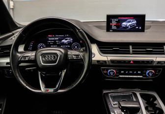 Подержанный автомобиль Audi Q7 2015 года (8 фото)