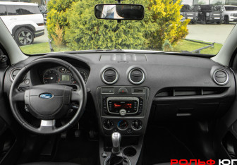 Подержанный автомобиль Ford Fusion 2008 года (10 фото)
