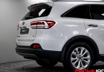 Подержанный автомобиль Kia Sorento 2017 года (25 фото)