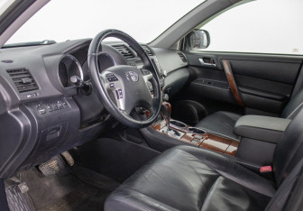 Подержанный автомобиль Toyota Highlander 2011 года (10 фото)