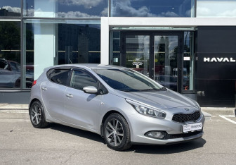Подержанный автомобиль Kia Ceed Hatchback 2013 года (3 фото)