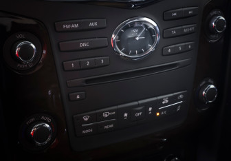 Подержанный автомобиль Infiniti QX80 2014 года (21 фото)