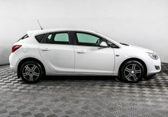 Подержанный автомобиль Opel Astra Hatchback 2011 года (4 фото)