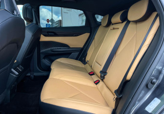 Подержанный автомобиль Changan UNI-V 2023 года (9 фото)