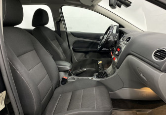 Подержанный автомобиль Ford Focus Wagon 2010 года (17 фото)