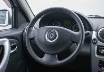Подержанный автомобиль Renault Sandero 2014 года (15 фото)
