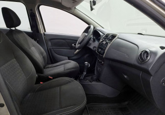 Подержанный автомобиль Renault Logan Sedan 2015 года (9 фото)