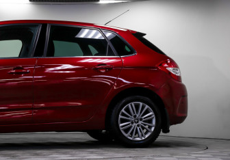 Подержанный автомобиль Citroen C4 Hatchback 2012 года (22 фото)