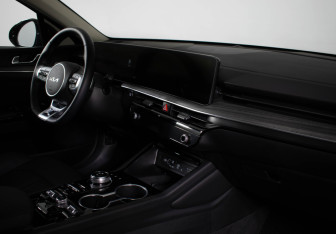 Подержанный автомобиль Kia K5 2025 года (10 фото)