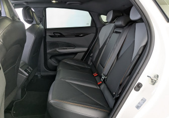 Подержанный автомобиль Changan UNI-V 2023 года (11 фото)