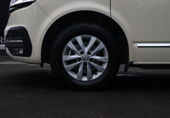 Подержанный автомобиль Volkswagen Caravelle 2021 года (29 фото)