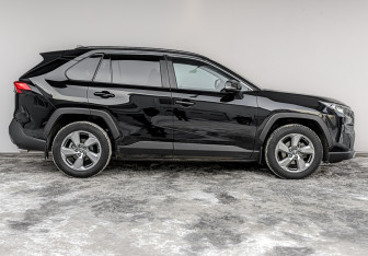 Подержанный автомобиль Toyota RAV4 2021 года (4 фото)