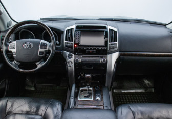 Подержанный автомобиль Toyota Land Cruiser Suv 2013 года (13 фото)