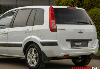 Подержанный автомобиль Ford Fusion 2008 года (17 фото)