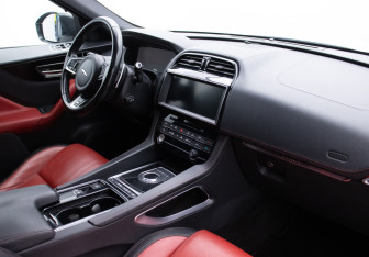 Подержанный автомобиль Jaguar F-Pace 2018 года (10 фото)