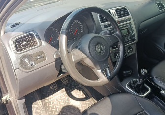 Подержанный автомобиль Volkswagen Polo Sedan 2013 года (14 фото)