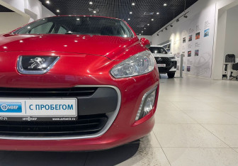 Подержанный автомобиль Peugeot 308 Hatchback 2011 года (9 фото)