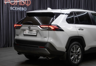 Подержанный автомобиль Toyota RAV4 2019 года (21 фото)
