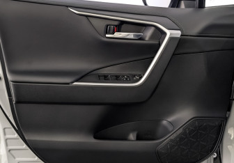 Подержанный автомобиль Toyota RAV4 2024 года (19 фото)