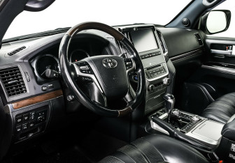 Подержанный автомобиль Toyota Land Cruiser Suv 2019 года (8 фото)
