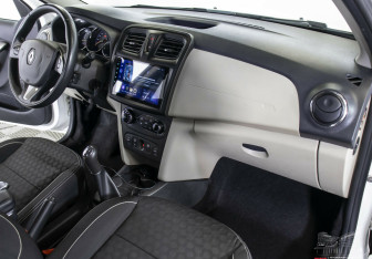 Подержанный автомобиль Renault Logan Sedan 2017 года (7 фото)