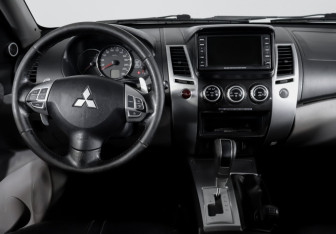 Подержанный автомобиль Mitsubishi Pajero Sport 2012 года (12 фото)