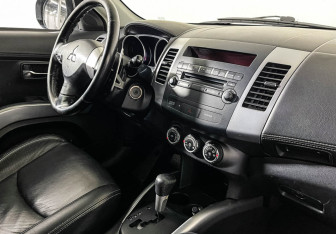 Подержанный автомобиль Mitsubishi Outlander 2009 года (9 фото)