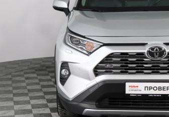 Подержанный автомобиль Toyota RAV4 2021 года (17 фото)