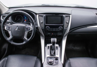 Подержанный автомобиль Mitsubishi Pajero Sport 2016 года (13 фото)