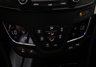 Подержанный автомобиль Opel Insignia Liftback 2014 года (15 фото)