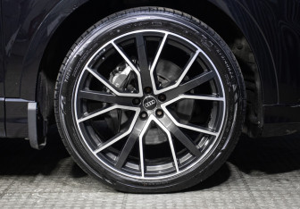 Подержанный автомобиль Audi Q8 2019 года (27 фото)
