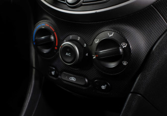 Подержанный автомобиль Hyundai Solaris Hatchback 2014 года (15 фото)
