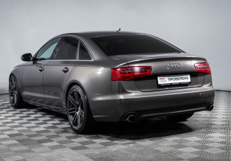Подержанный автомобиль Audi A6 Sedan 2011 года (7 фото)